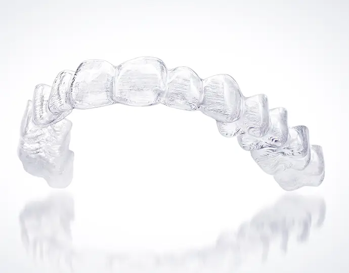 透明なマウスピースで装置が目立ちにくいインビザライン