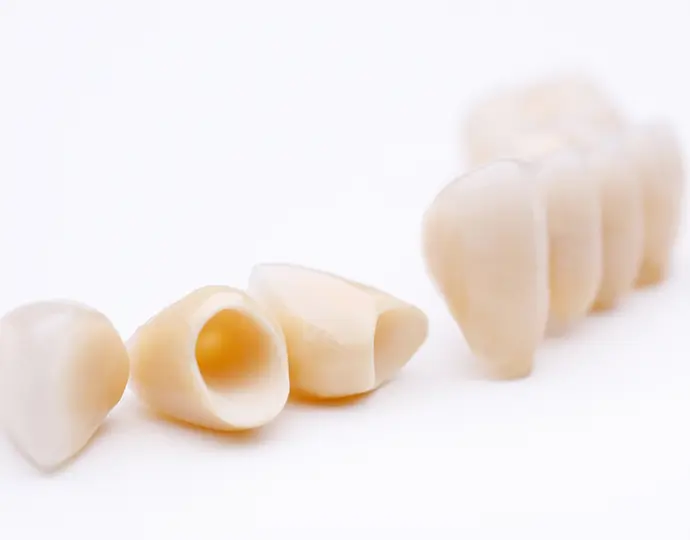 短期間で歯並びを整えるセラミック矯正