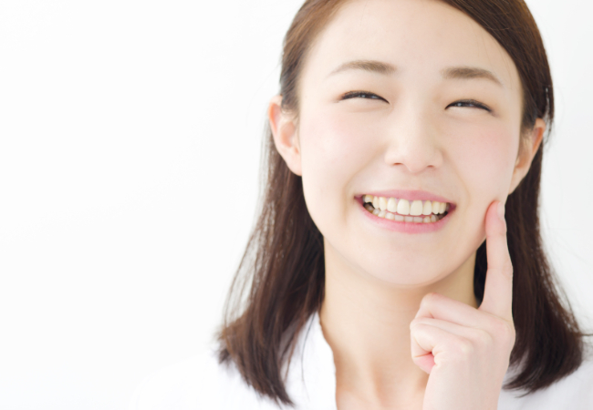口に指を添える女性