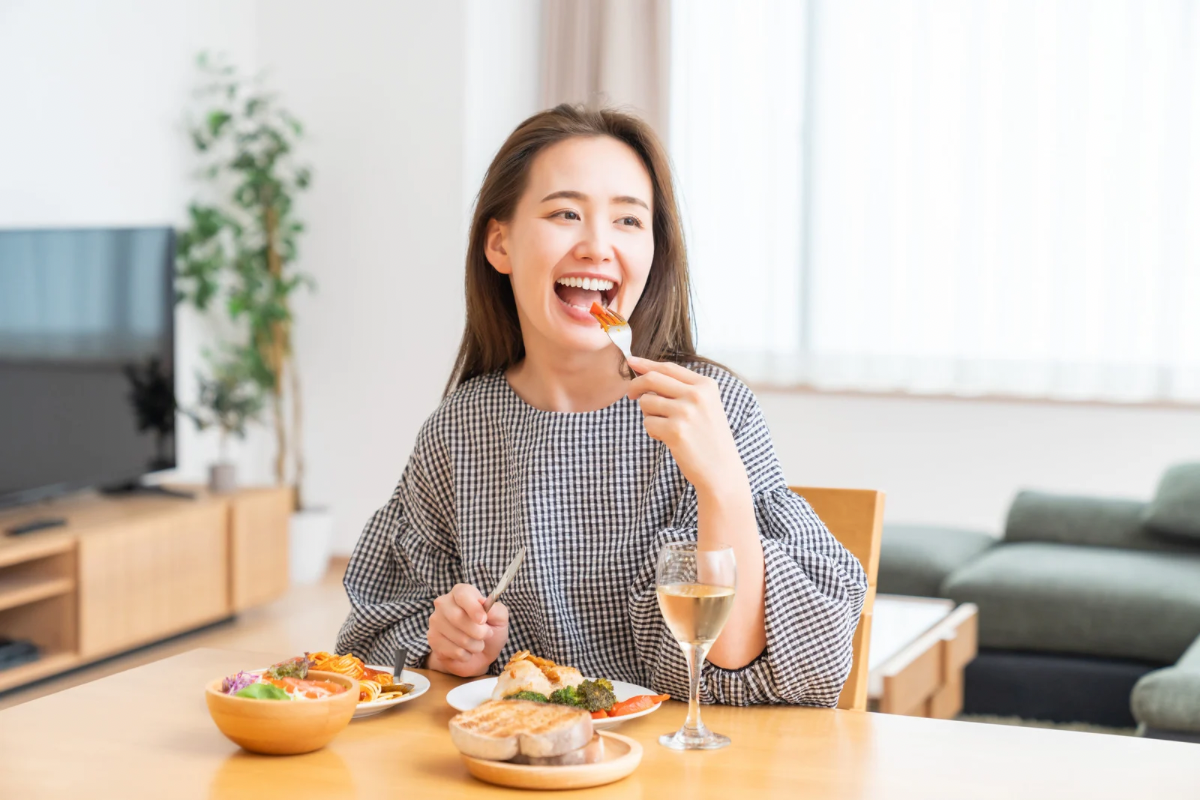 着色しやすい食べ物とは？歯の黄ばみを防ぐためのポイント